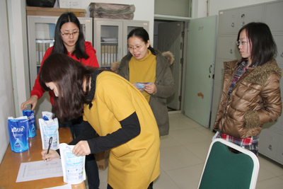 工會在婦女節向女教職工發放節日禮品