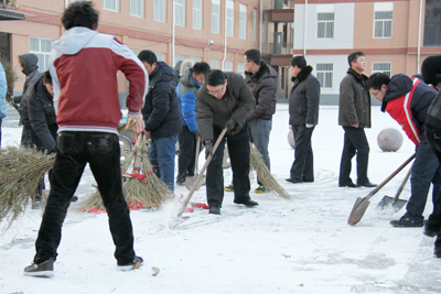 院領導帶領全院教職工清掃校園積雪