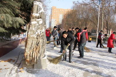 院領導帶領全院教職工清掃校園積雪
