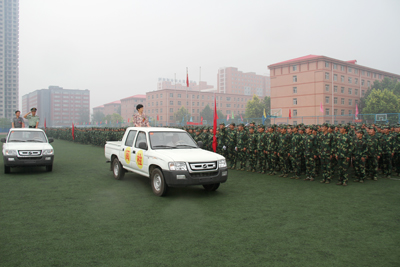 2012級新生軍訓(xùn)結(jié)營式暨開學(xué)典禮順利舉行