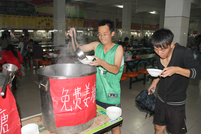 院領導冒雨視察軍訓伙食情況