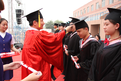 學院舉行2012屆畢業典禮暨學位授予儀式