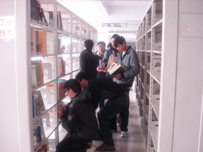 我院學生到圖書館開展“學雷鋒 樹新風”活動——書庫調整拉序曲  學生到圖書館義務服務