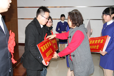 學院召開10—11學年學生評優表彰大會