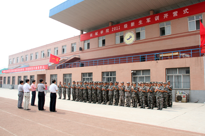 李朝秀書記等院領導慰問軍訓教官