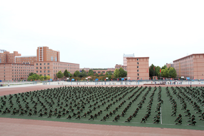 2011級新生軍訓(xùn)結(jié)營式暨開學(xué)典禮隆重舉行