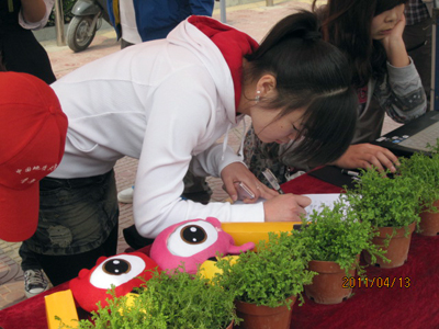 種子變綠植  低碳在身邊 我院志愿者開展大學生綠植領養活動