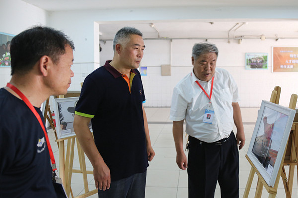 院報報社舉辦首屆“迷彩風?青春頌” 主題攝影展