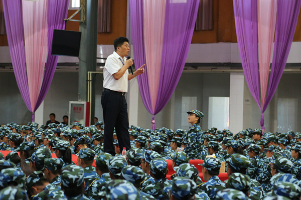 【軍訓集錦】賀陽集團董事長周虎震為我校新生作勵志報告
