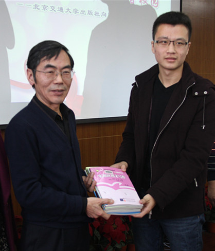 愛心傳遞助力書香校園 北京交通大學(xué)出版社向?qū)W校圖書館捐贈(zèng)圖書
