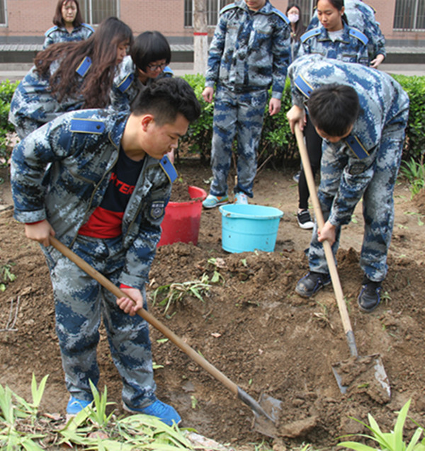 加強水系建設 構建美好校園 ——我校領導及師生共同參與校園水系建設活動