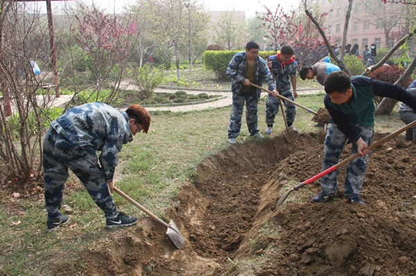 加強水系建設 構建美好校園 ——我校領導及師生共同參與校園水系建設活動