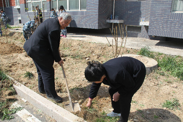 我校師生到賀陽國際中小學(xué)參加勞動