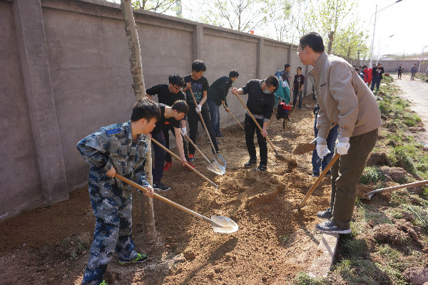 我校師生到賀陽國際中小學(xué)參加勞動