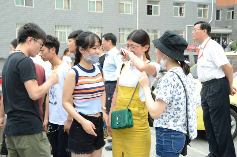 【畢業季】教師家車送學子  濃濃溫情歸家路