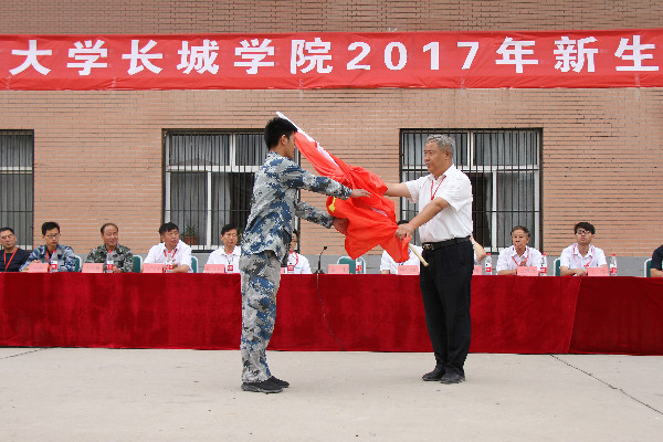 青春風 迷彩綠 軍人禮——我校舉行2017級新生軍訓開營式