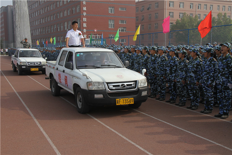 青春無悔 振翅翱翔——我校舉行2017級新生軍訓結營式暨開學典禮