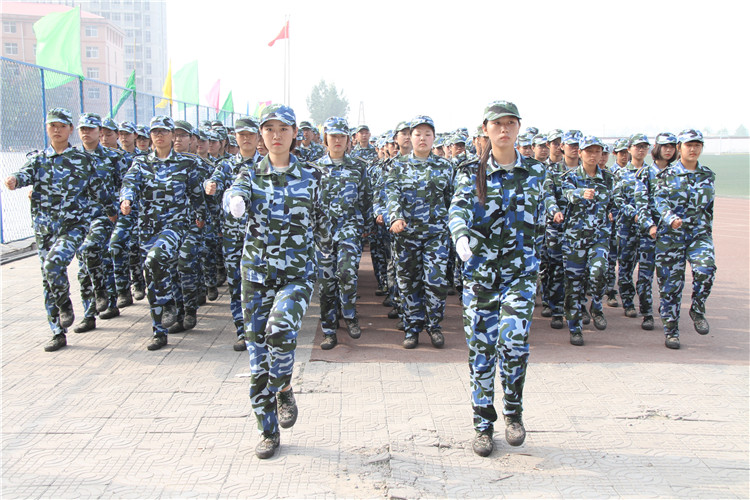 青春無悔 振翅翱翔——我校舉行2017級新生軍訓結營式暨開學典禮