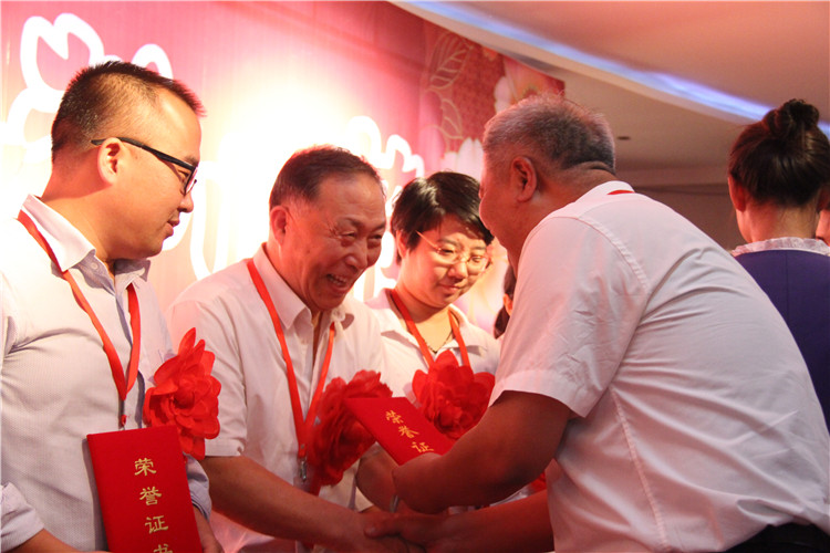 三尺講臺 十年樹木——我校舉辦第二屆“丹桂飄香頌師德” 教師聯(lián)歡暨表彰大會