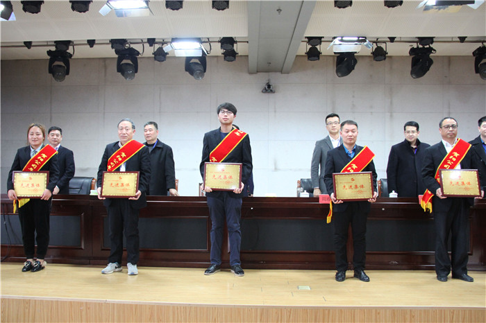 我校12人5個(gè)集體榮獲賀陽集團(tuán)表彰