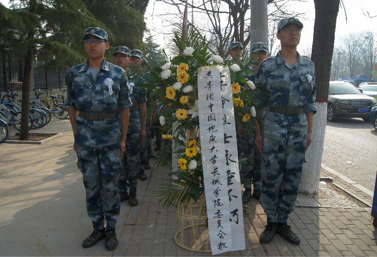 今日神州看奮起 陵園千古慰忠魂 我校組織學生代表陵園掃墓祭奠先烈