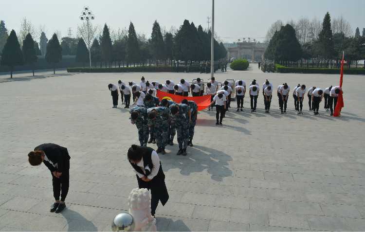 今日神州看奮起 陵園千古慰忠魂 我校組織學生代表陵園掃墓祭奠先烈