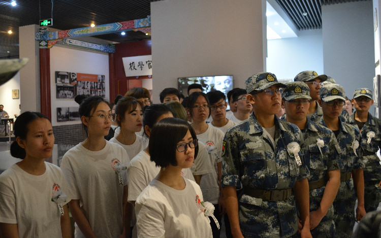 今日神州看奮起 陵園千古慰忠魂 我校組織學生代表陵園掃墓祭奠先烈