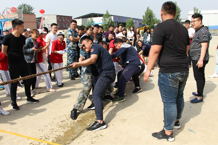 在工作中感受快樂 在運動中擁抱健康 ——我校舉辦教職工趣味運動會