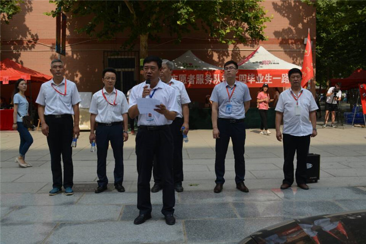 滿堂祝福語 歡送學子行——我校組織教師私家車喜送畢業生