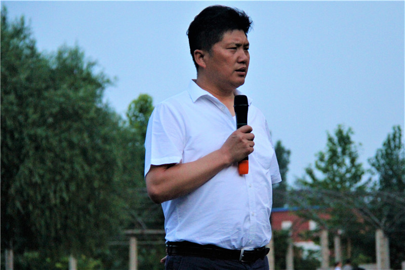 諄諄教誨：保定賀陽教育投資有限公司董事長周虎震用“真，誠，干”三字與學生共勉