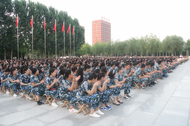 諄諄教誨：保定賀陽教育投資有限公司董事長周虎震用“真，誠，干”三字與學生共勉