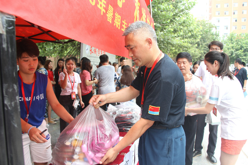 踐行社會主義核心價值觀 不忘初心 精準扶貧 ——我校舉行2018年暑期主題實踐活動捐贈儀式