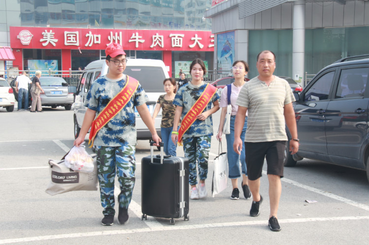 丹桂飄香迎學子 荷花映日納人才 ——我校喜迎2018級新同學