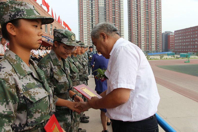 我校舉行2018級新生軍訓結(jié)營式暨開學典禮