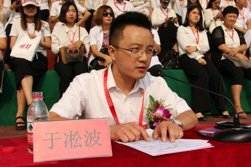 我校舉行2018級新生軍訓結(jié)營式暨開學典禮