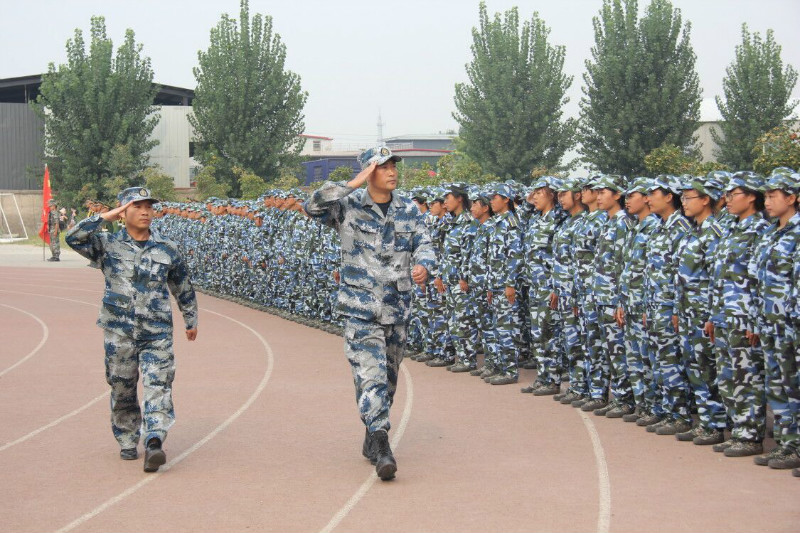 我校舉行2018級新生軍訓結(jié)營式暨開學典禮