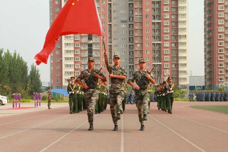 我校舉行2018級新生軍訓結(jié)營式暨開學典禮