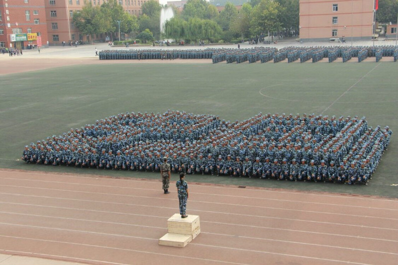 我校舉行2018級新生軍訓結(jié)營式暨開學典禮