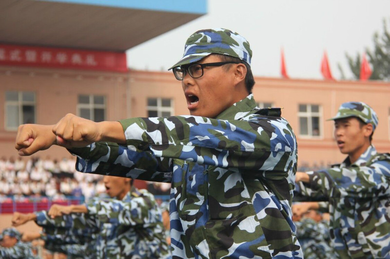 我校舉行2018級新生軍訓結(jié)營式暨開學典禮
