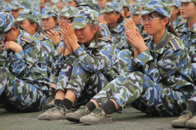 我校舉行2018級新生軍訓結(jié)營式暨開學典禮