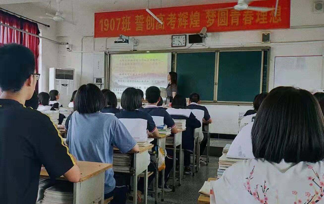 楊淏悅  ---畢業(yè)當年考上家鄉(xiāng)的人民教師，現(xiàn)就職于河北靈壽中學(xué)。