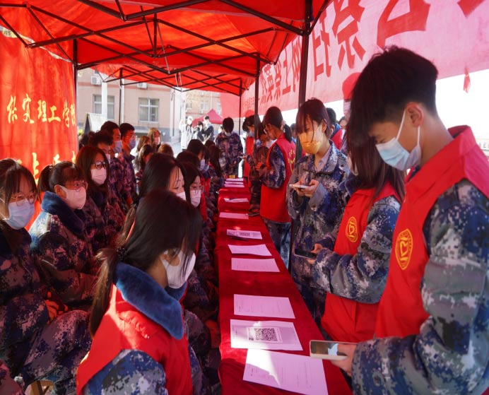祭掃烈墓  順緬士安 ——保定理工學院清明節(jié)緬懷革命烈士