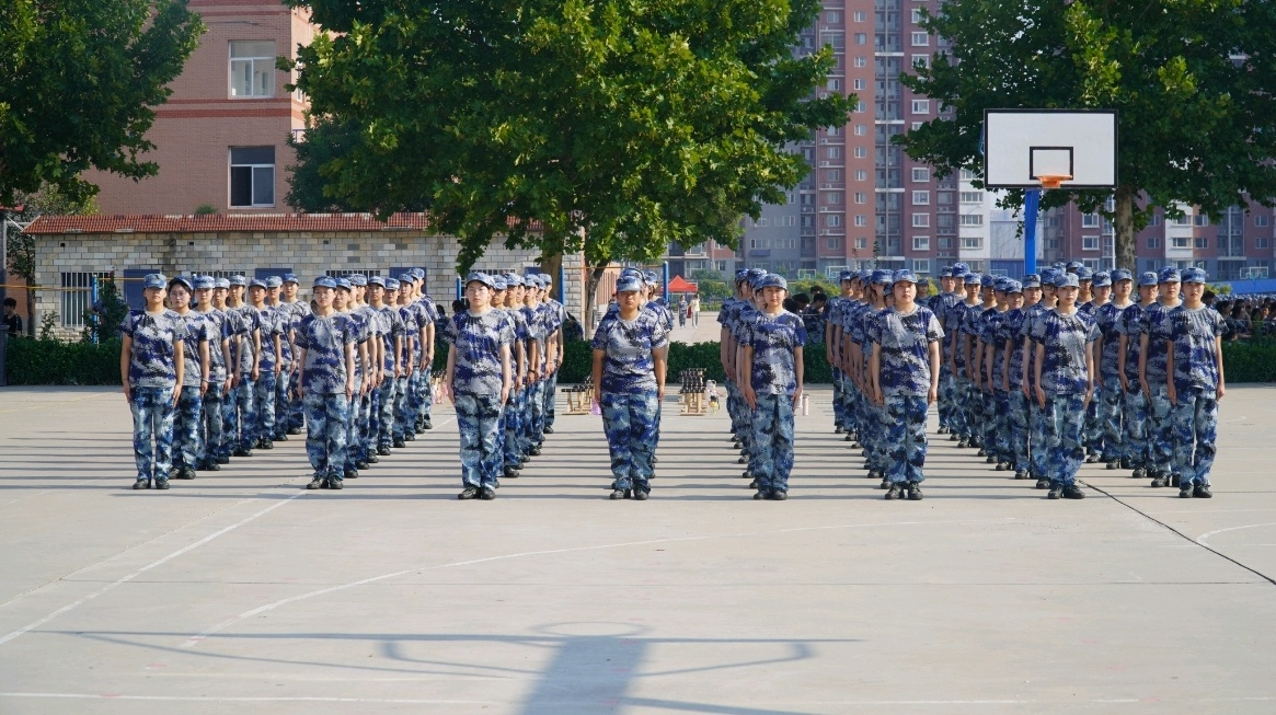 軍訓簡報：軍訓正當時，青春灑汗水