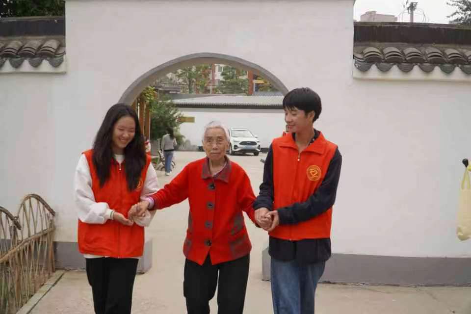 志愿服務暖人心，養老院里筑真情