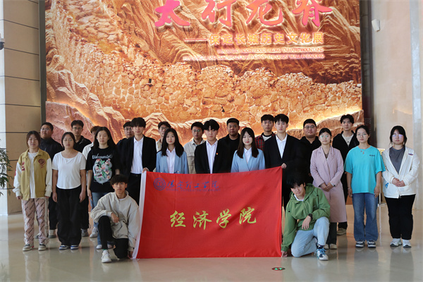我院組織學(xué)生參加保定市博物館承辦的4月23日世界讀書日“長城，你好”詩文誦讀活動