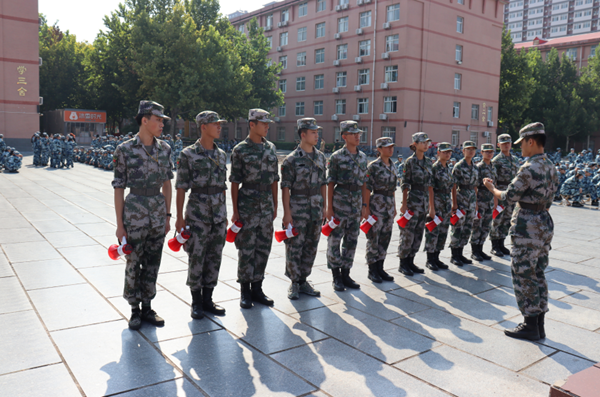 保定理工學院||管理學院||軍訓進行時，少年何懼驕陽烈 意氣風發英姿颯