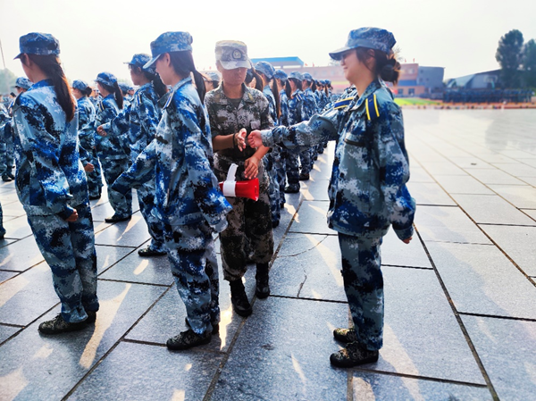 保定理工學院||管理學院||軍訓進行時，少年何懼驕陽烈 意氣風發英姿颯