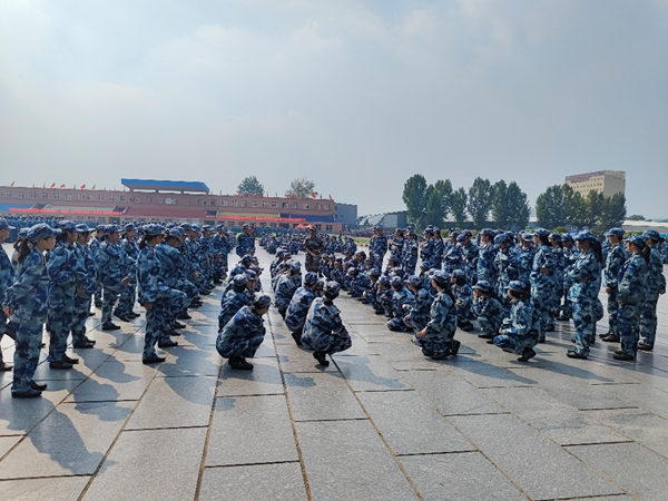保定理工學院||管理學院||軍訓進行時，少年何懼驕陽烈 意氣風發英姿颯