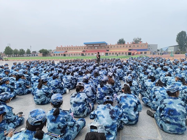 保定理工學院||管理學院||軍訓進行時，少年何懼驕陽烈 意氣風發英姿颯