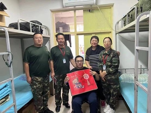 保定理工學(xué)院‖管理學(xué)院‖手拉手傳遞溫情，心連心共促成長——我院黨總支書記、學(xué)工副院長陳小偉同志為學(xué)生送溫暖